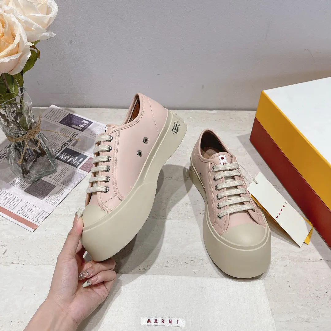 👟👟Ex-factory price 480👟👟Marni classic Mona fat-toe thick-soled shoes [Rose] Latest colorful double-cover packaging [Rose] Mainly recommended single product Cute and cute one, cute and fashionable taste, very good-looking on the feet ❗ Tired of regular white shoes, a pair of these thick-soled big-toe shoes can satisfy daily wear and full of street style. ————————- Upper: cowhide lining: crystal sheepskin. Outsole: The correct version of the outsole! The color is beige, not completely white. The bottom is 5cm thick. Number of yards: 35-39 (34.40 yards are custom-made and cannot be returned or exchanged)